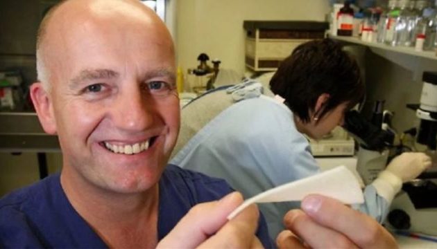 Αυστραλός πλαστικός χειρουργός καταφθάνει Ελλάδα για τους εγκαυματίες