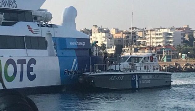 Καταμαράν με 215 επιβάτες προσέκρουσε στο λιμάνι της Ραφήνας