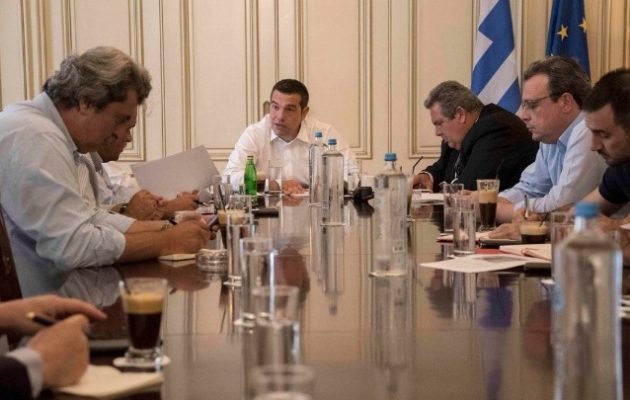 Μεγάλη σύσκεψη στο Μαξίμου για τα μέτρα για τις πυρκαγιές – Παρών και ο Ρουμπάτης