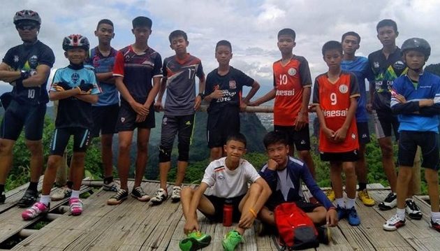Βρέθηκαν ζωντανά και τα 12 παιδιά που είχαν παγιδευτεί για μέρες σε σπηλιά της Ταϊλάνδης