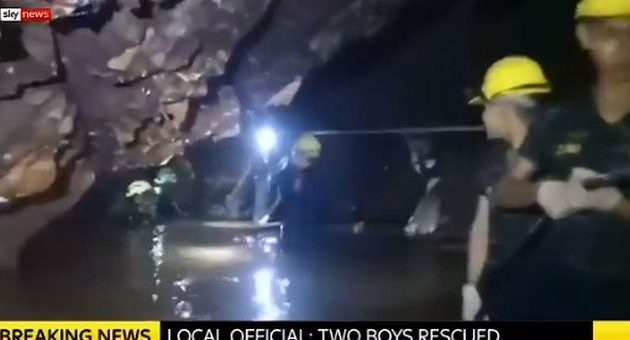 Χαρά στην Ταϊλάνδη – Βγήκαν τα πρώτα δύο παιδιά από το πλημμυρισμένο σπήλαιο