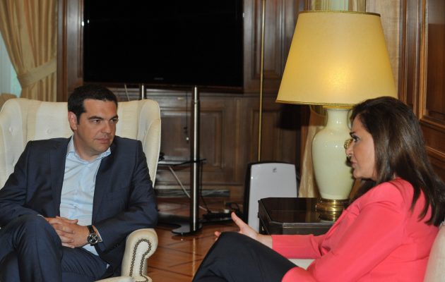 Μαξίμου σε Ντόρα: Με τη συμμετοχή σου στη φιέστα του Ερντογάν δεν βοηθάς τους Έλληνες στρατιωτικούς