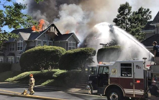 Ελικόπτερο «σφηνώθηκε» σε κτίριο στη Βιρτζίνια – Τουλάχιστον ένας νεκρός (βίντεο)