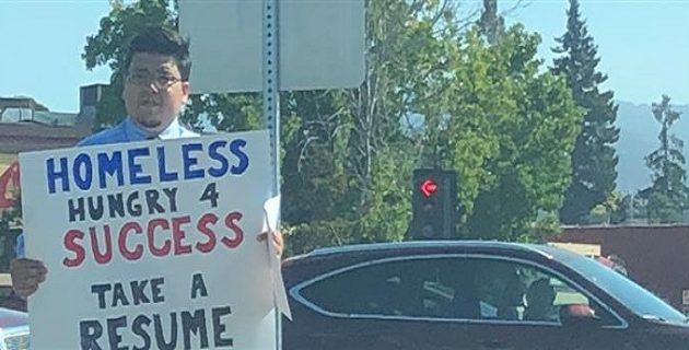 Άστεγος μοίραζε βιογραφικά στον δρόμο και δέχθηκε 200 προτάσεις για δουλειά