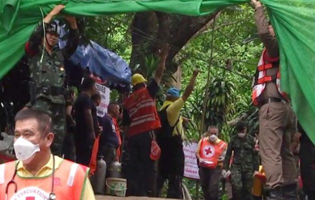 Ταϊλάνδη: Παραμένουν εγκλωβισμένοι πέντε άνθρωποι στο σπήλαιο Ταμ Λουάνγκ