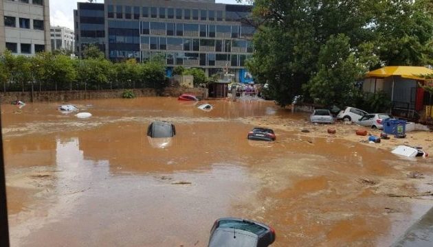 Πάρκινγκ πλημμύρισε και «κατάπιε» δεκάδες αυτοκίνητα στο Μαρούσι (φωτο)