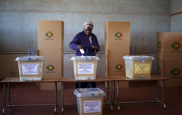 Οι πολίτες της Ζιμπάμπουε ψηφίζουν στον απόηχο της απομάκρυνσης Μουγκάμπε