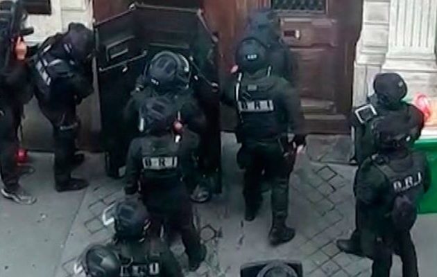 Επιτέθηκαν με μαχαίρι στο Παρίσι – Δύο νεκροί – Το Ισλαμικό Κράτος ανέλαβε την ευθύνη