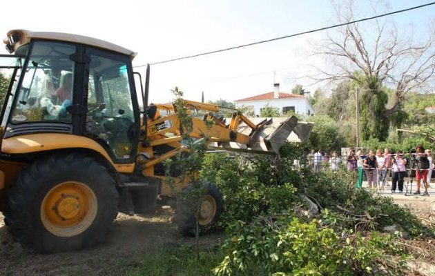 Οι πρώτες μπουλντόζες: Έριξαν μαντρότοιχο για να ανοίξουν δίοδο στη θάλασσα (φωτο)