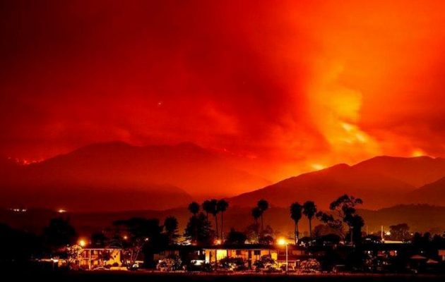 Η Καλιφόρνια φλέγεται: Ανεξέλεγκτες παραμένουν οι μεγάλες πυρκαγιές