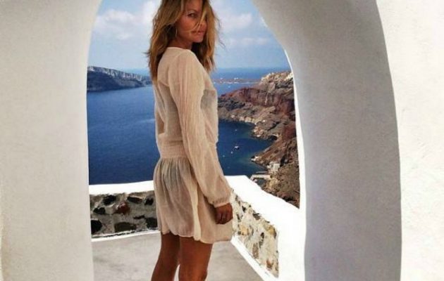 H Τζένη Μπαλατσινού διαβάζει γυμνόστηθη Ελύτη στην Πάτμο (φωτο)