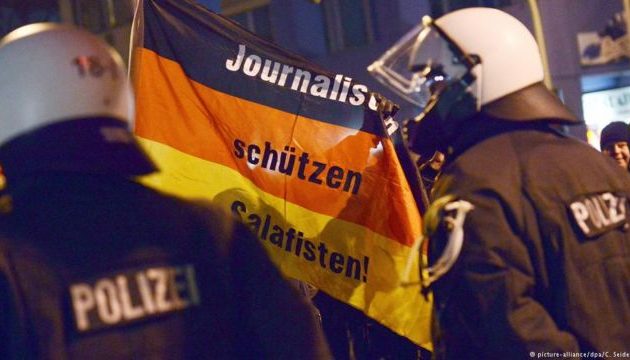 Σάλος στη Γερμανία: Υποπτεύονται συνεργάτη της αστυνομίας για συνεργασία με ακροδεξιούς