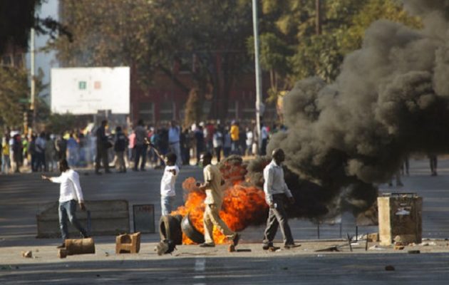 Συγκρούσεις με νεκρούς στη Ζιμπάμπουε μετά τις εκλογές – Στους δρόμους ο στρατός