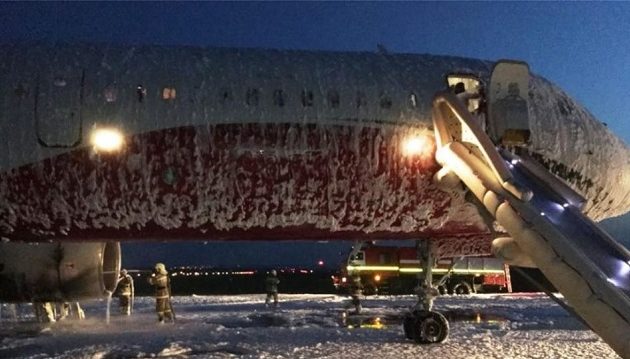 Επιβάτες κατέγραψαν την προσγείωση αεροσκάφους με φλεγόμενο κινητήρα (βίντεο)