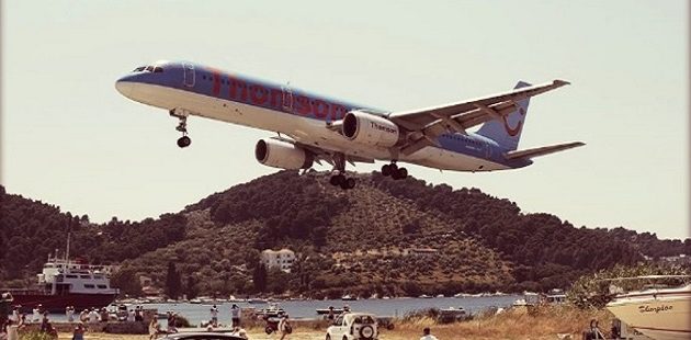 Πανικός στη Σκιάθο: 12χρονος εκτινάχθηκε από αέρια αεροπλάνου