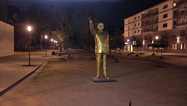 Γερμανοί τοποθέτησαν χρυσό άγαλμα του Ερντογάν σε κεντρική πλατεία