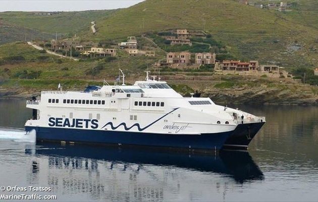 Καταμαράν με 46 επιβάτες «κόλλησε» σε αβαθή στην Άνδρο