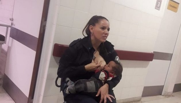 Αστυνομικός πήρε προαγωγή γιατί θήλασε ξένο μωρό για να σταματήσει να κλαίει