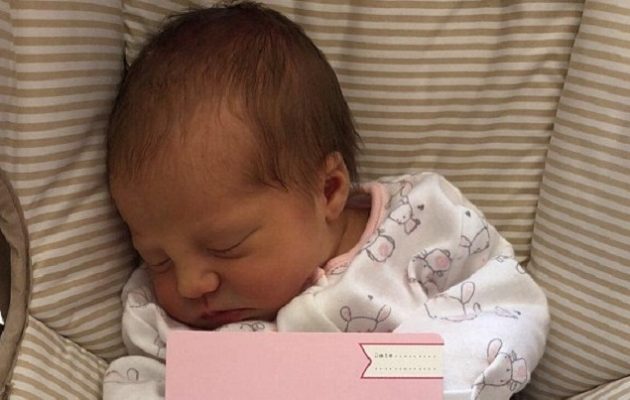 Απίστευτο: Στον οδοντίατρο για εξαγωγή δοντιού σε ηλικία μόλις 12 ημερών!