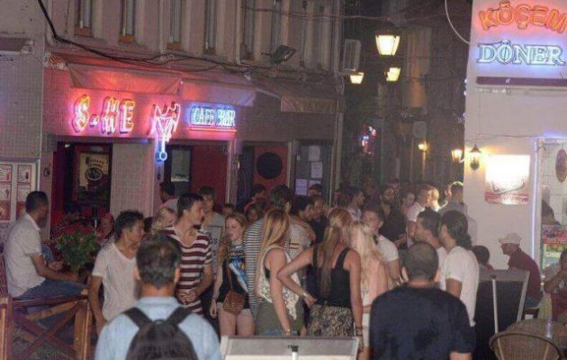 Οι Άγγλοι τουρίστες κάνουν «πάρτι» με την κατρακύλα της τουρκικής λίρας – Τους προέκυψαν «τζάμπα» διακοπές