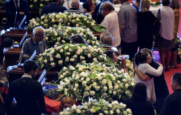 Γένοβα: Φώναζαν «Αλλάχ Ακμπάρ» στην κηδεία 2 μουσουλμάνων θυμάτων στη γέφυρα