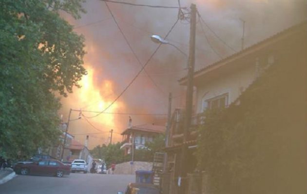 Μαίνεται η φωτιά στην Εύβοια: Εκκενώθηκε το χωριό Σταυρός – Διακόπηκε η κυκλοφορία (βίντεο)