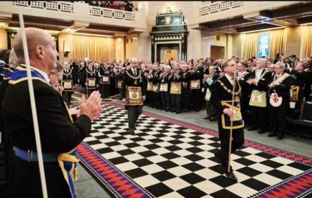 Η Ηνωμένη Μεγάλη Στοά της Αγγλίας αποφάσισε να δέχεται ως μέλη της τρανσέξουαλ