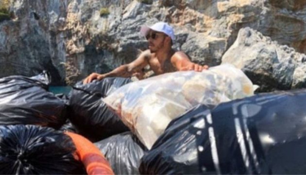 Μύκονος: Δείτε τον Λιούις Χάμιλτον να πετάει τα σκουπίδια ολόκληρης παραλίας (βίντεο)