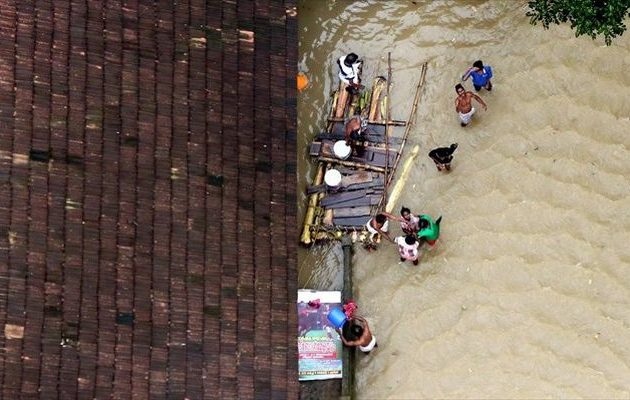 Βιβλική καταστροφή από τις φονικές πλημμύρες στην Ινδία – Πάνω από 400 νεκροί