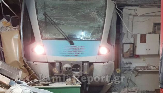 Εκτροχιάστηκε τρένο στη Λαμία – Σφήνωσε σε αποθήκη και την έλιωσε (φωτο+βίντεο)