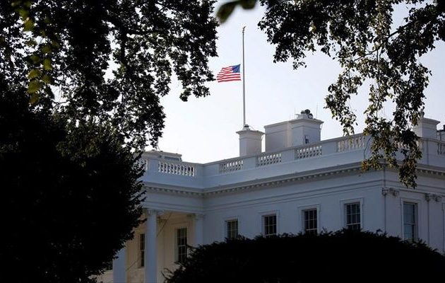 Μεσίστια η σημαία για τον Μακέιν στον Λευκό Οίκο, αλλά μετά από πολλά… σκαμπανεβάσματα