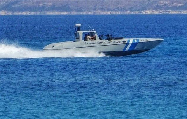 Άνδρας «βούτηξε» από καταμαράν μαζί με το σκύλο του στη θάλασσα