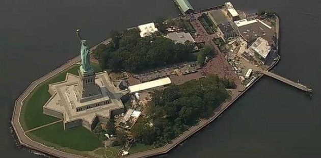 Φωτιά σε δεξαμενές προπανίου στο νησί που φιλοξενεί το Άγαλμα της Ελευθερίας στις ΗΠΑ