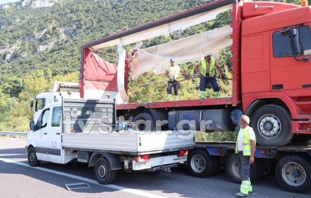 Νταλίκα ξήλωσε τα φώτα από σήραγγα στην εθνική οδό (φωτο)