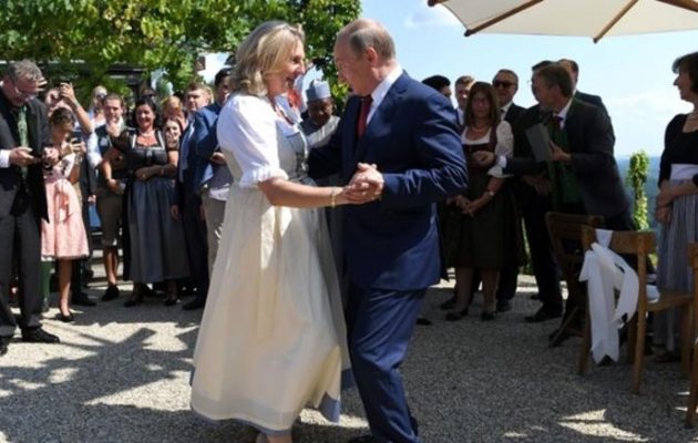 Ο Πούτιν χόρεψε με την Αυστριακή Υπουργό Εξωτερικών στο γάμο της (βίντεο)
