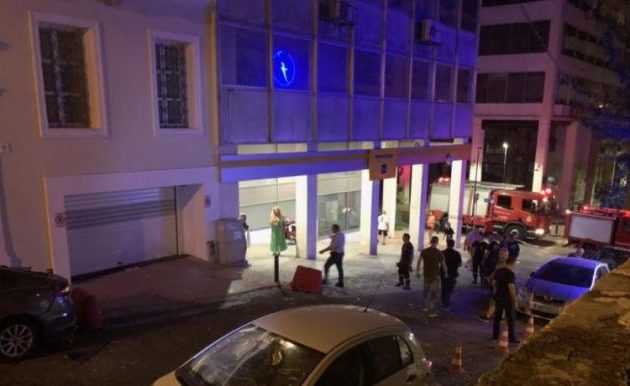 Ισχυρή έκρηξη στο κτίριο που στεγάζεται η ΔΟΥ Πειραιά – Σείστηκε ο τόπος