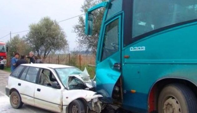 Αυτοκίνητο συγκρούστηκε με τουριστικό λεωφορείο με 50 επιβάτες έξω από τη Θεσσαλονίκη