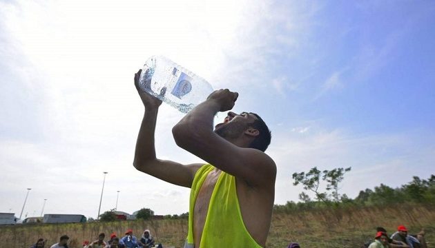 Η Ουγγαρία του ακροδεξιού Όρμπαν αφήνει επίτηδες χωρίς φαγητό τους πρόσφυγες