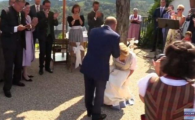 Οργή στην Αυστρία για την ακροδεξιά υπουργό Εξωτερικών που γονάτισε μπροστά στον Πούτιν