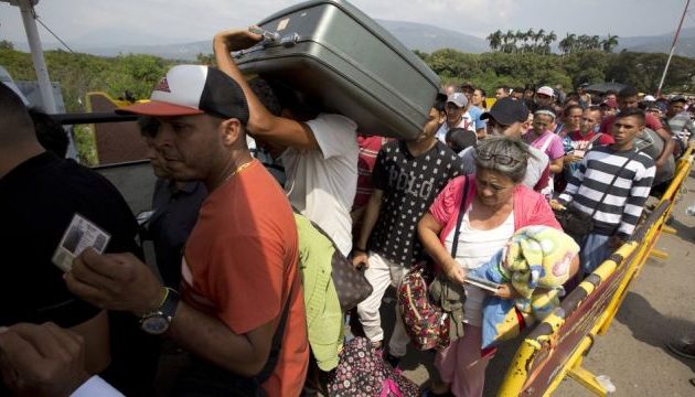 Κύματα απελπισμένων από τη Βενεζουέλα «βουλιάζουν» το Περού – Υπολογίζουν 500.000 πρόσφυγες!
