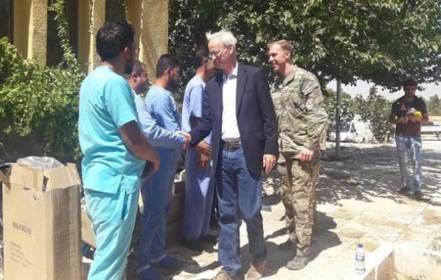 Ο Αμερικανός πρέσβης Ρόεμπακ που περιοδεύει στο συριακό Κουρδιστάν έκανε σαφές ότι «δεν φεύγουμε από τη Συρία»