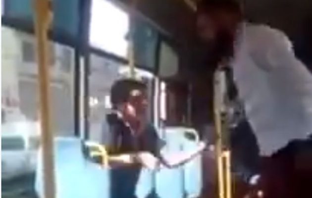 Τούρκος ισλαμιστής ξυλοκοπεί πιτσιρικά επειδή πούλαγε κουλούρια σε λεωφορείο (βίντεο)