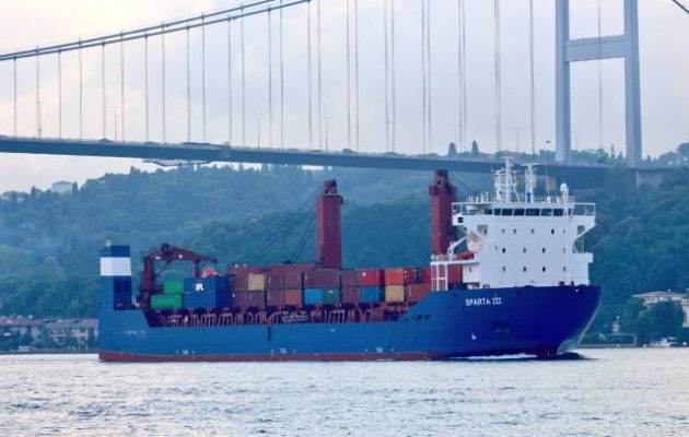 Συνεχίζουν να περνάνε τον Βόσπορο ρωσικά πλοία με προορισμό τη Συρία