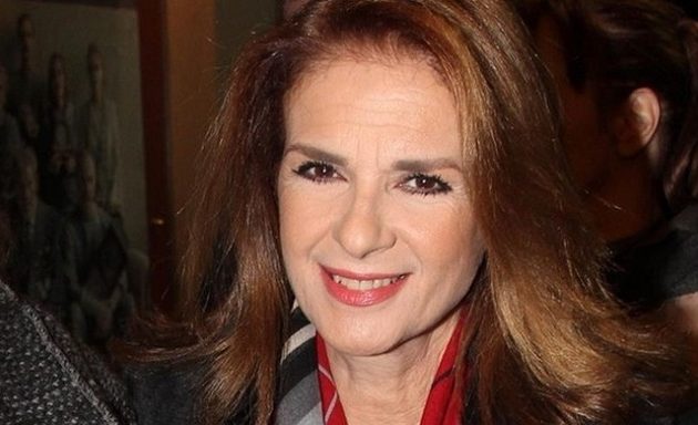 Πασίγνωστη ηθοποιός ποζάρει με μαγιό στα 58 της και κολάζει (φωτο)