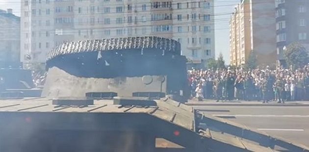 Τανκ ανατράπηκε κατά τη διάρκεια στρατιωτικής παρέλασης στη Ρωσία (βίντεο)