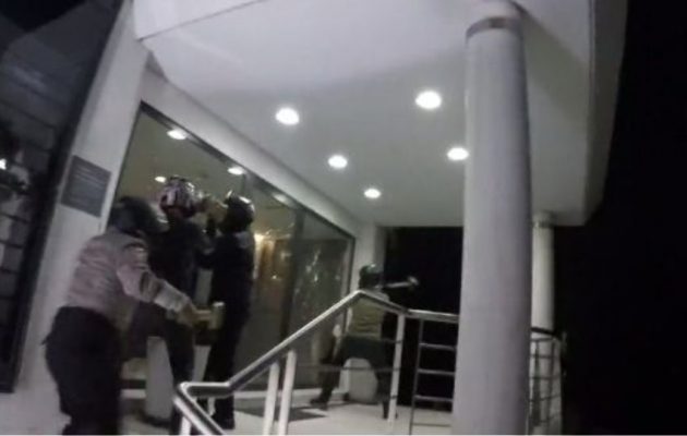 Επίθεση του «Ρουβίκωνα» στα γραφεία του Ομίλου Επιχειρήσεων «Μυτιληναίος» στο Μαρούσι (βίντεο)