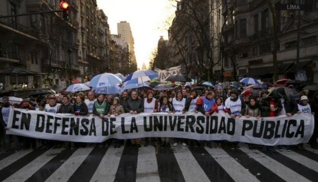 Μαζικές διαδηλώσεις φοιτητών και καθηγητών στην Αργεντινή – «Δεν προλαβαίνουμε την κατρακύλα του πέσο»