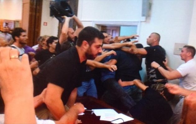 «Αρένα» το Δημοτικό Συμβούλιο Βόλου: «Ντου» από πολίτες και καταγγελίες για «μπράβους της νύχτας»