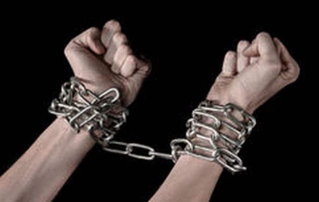 Πάγωσαν στον Βόλο όταν είδαν 16χρονο αλυσοδεμένο χέρια-πόδια σε κολόνα