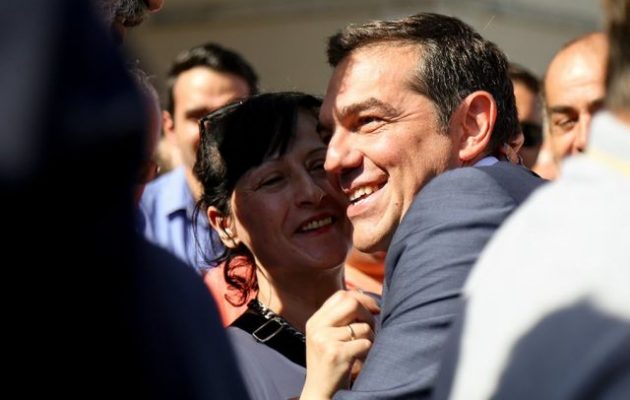 Με αγκαλιές και χαμόγελα η υποδοχή Τσίπρα στα Χανιά (φωτο+βίντεο)